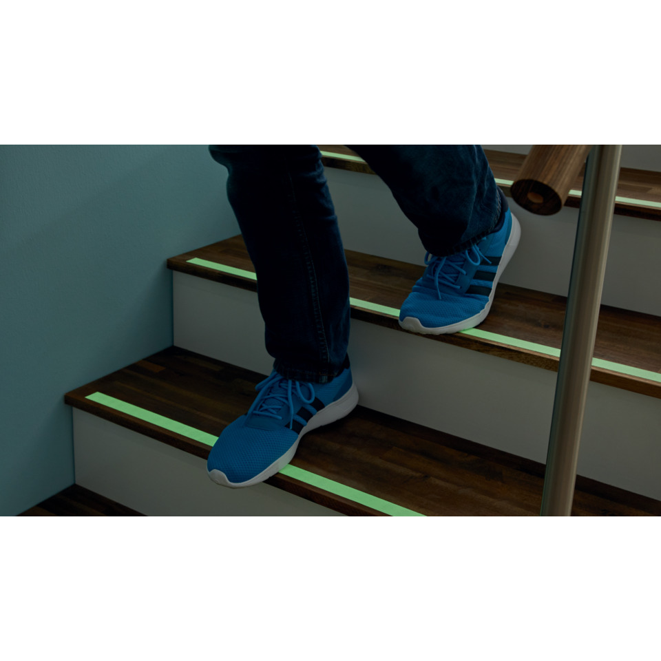  Sneakers,  blaue Sneaker,  Sportschuhe,  Treppenaufgang,  Freizeitschuhe, Laufschuhe, blaue Sneaker, Mesh-Obermaterial, weiße Sohle, Treppenstufen Hintergrund