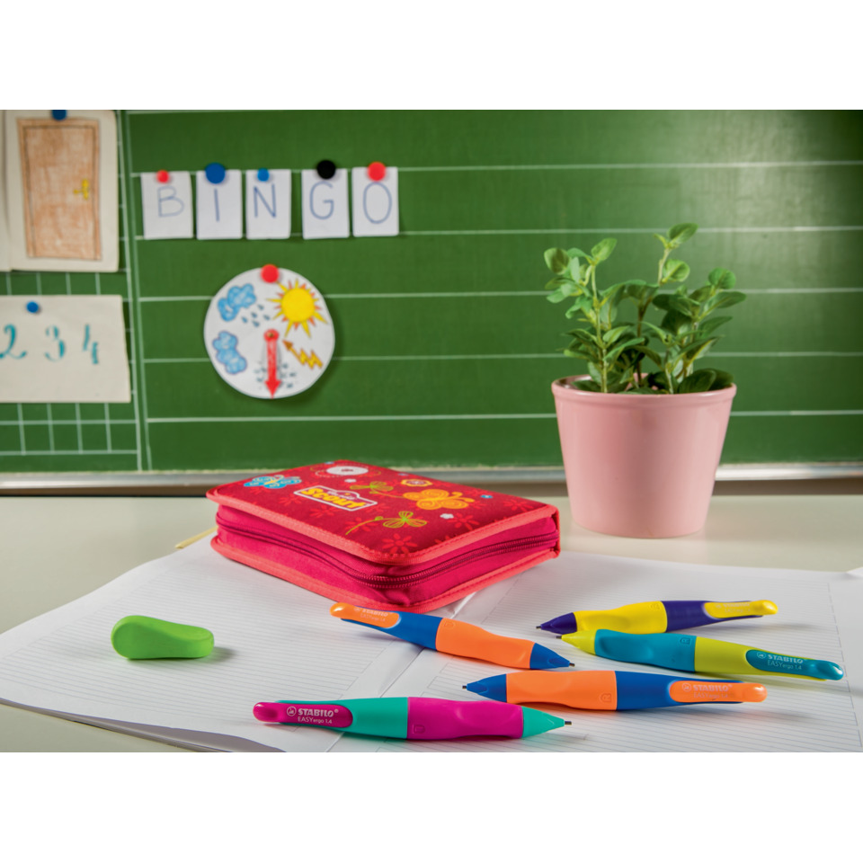 Schulmaterial, Stiftset, Kugelschreiber, Schreibtisch, Schulheft