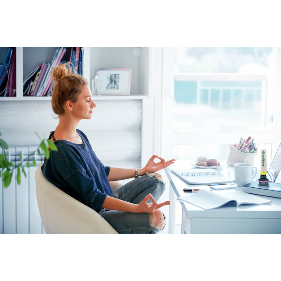 Frau, Homeoffice, Meditation, heller Raum, Schreibtisch-Setup