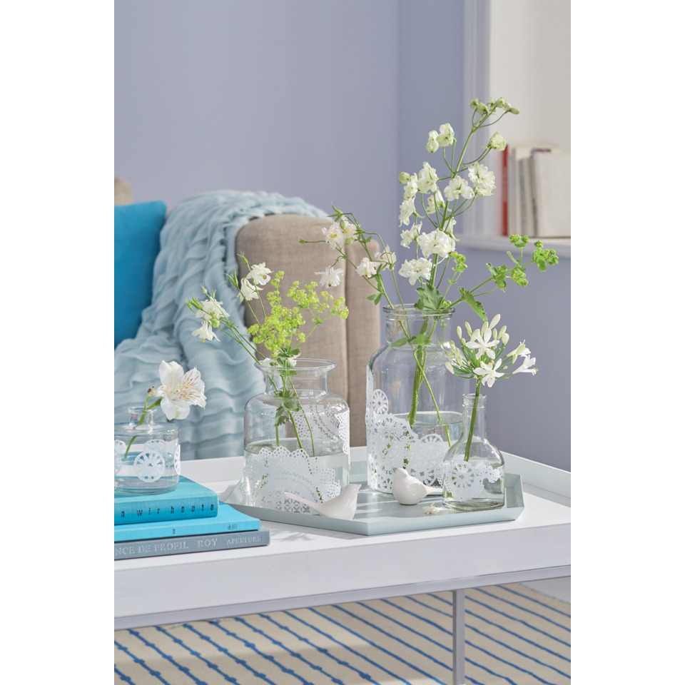glasvasen, blumenarrangement, weiße blumen, deko-unterlage, türkis akzente