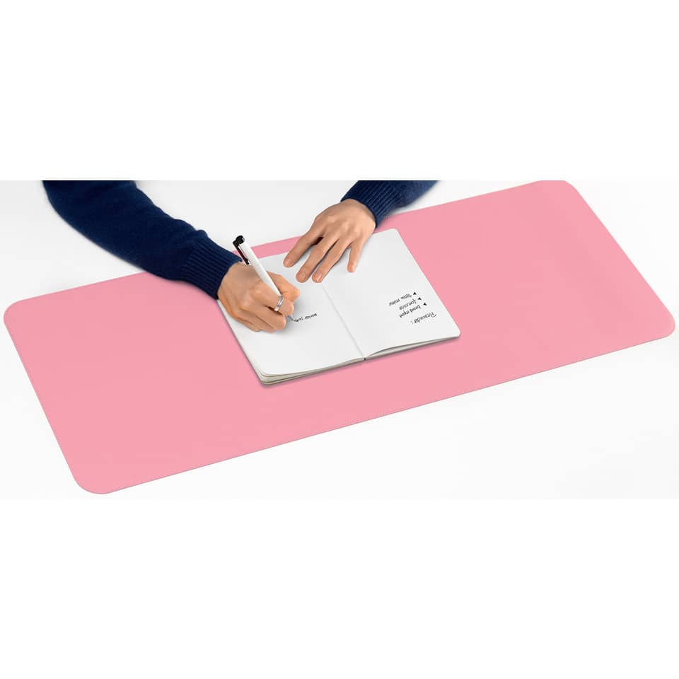 Notizbuch, Schreiben, rosa Schreibtischunterlage, dunkelblauer Pulli, Handschrift