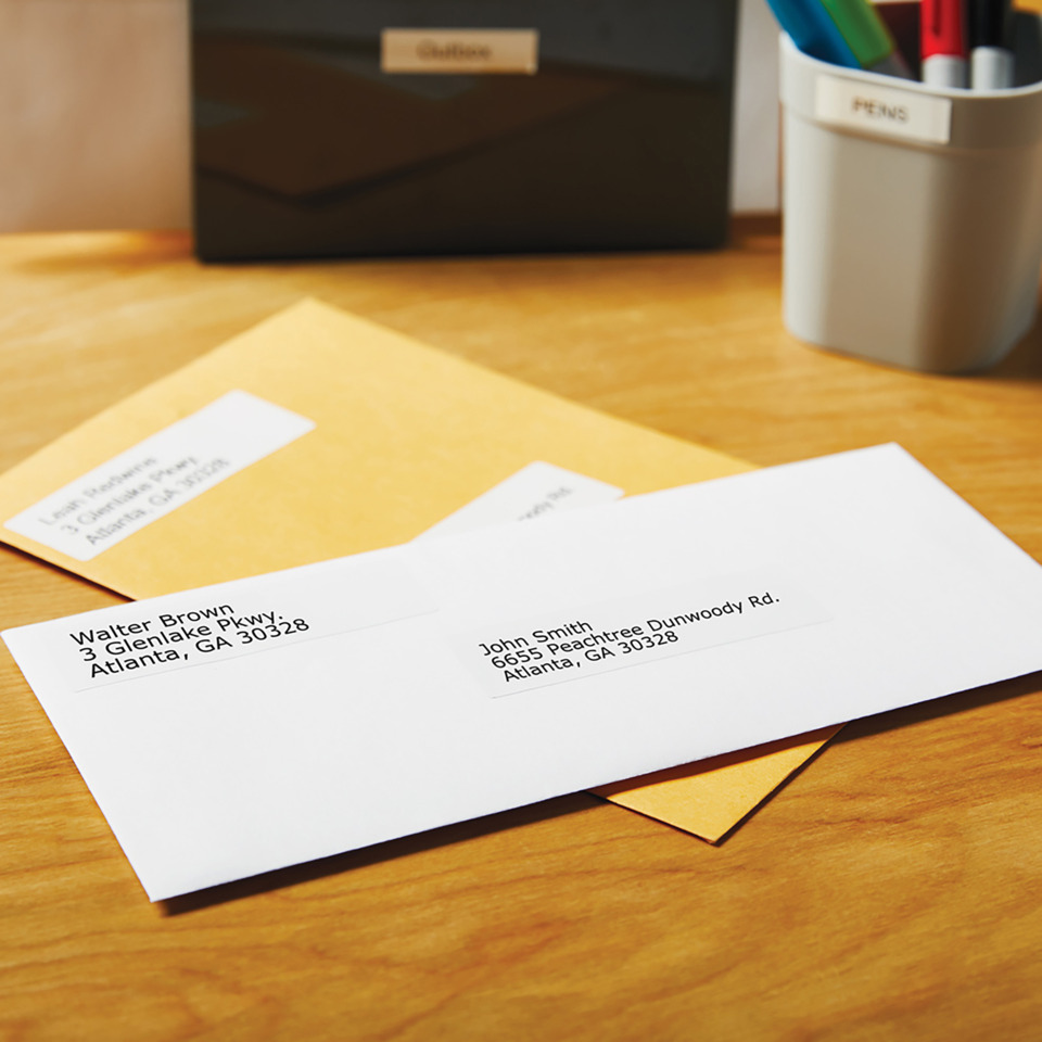 Umschlag, weißer Umschlag, Adressenaufkleber, Schreibtisch, Papierpost
