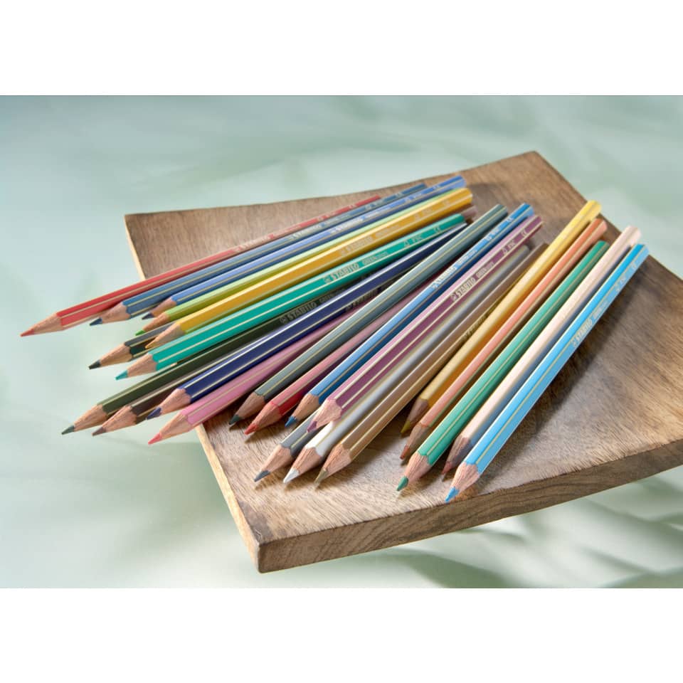 Buntstifte, Buntstiftset, Holzuntergrund, Aufbaufarben, Farbenstifte