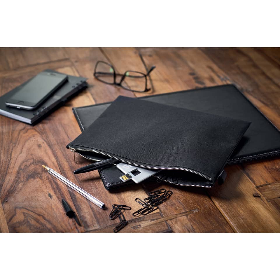 improvised office desk items, pendrive, braunleder mappe, notizblock, brille