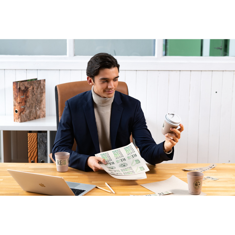Anzug, Rollkragenpullover, Kaffee Becher, Zeitung, Laptop