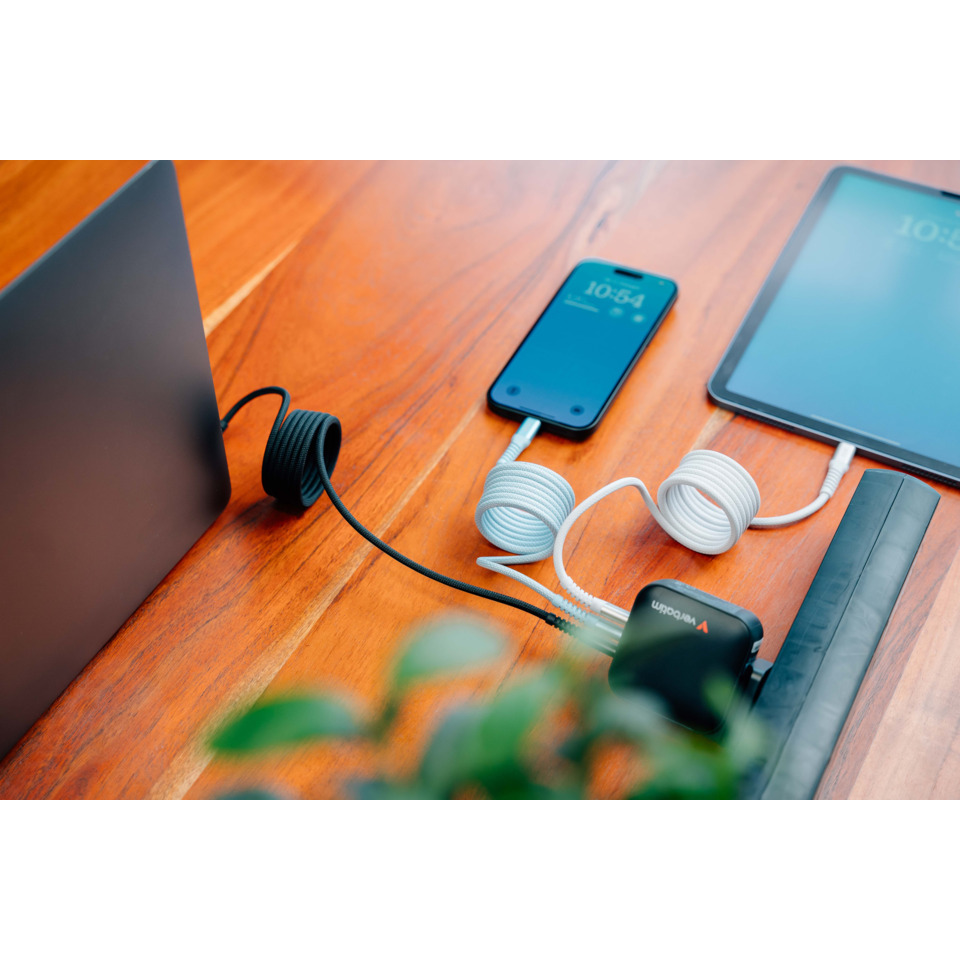USB-C Hub, Smartphone Ladegerät, Kabel, Tischsetup, Elektronische Zubehör