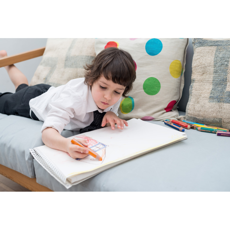 Kinderzeichnung, Skizzenbuch, Buntstifte, Kinderliebe, Schulbedarf