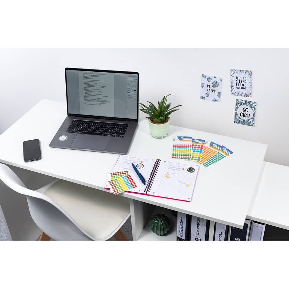 laptop, Schreibtisch, Notizbuch, bunte Aufkleber, Pflegepflanze