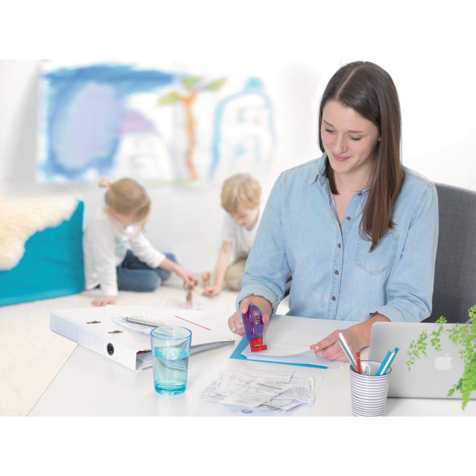 Arbeitszimmer, Kinder im Hintergrund, Umschlag/Ordner, Klebstoff, Tischarbeit
