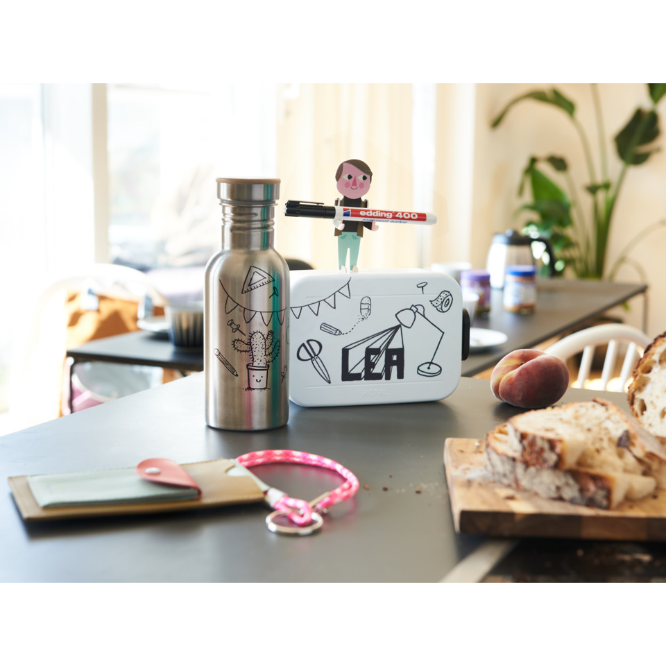 stahlwasserflasche, kaktuszeichnung, schreibtischlampe, brotbox, brotbrett