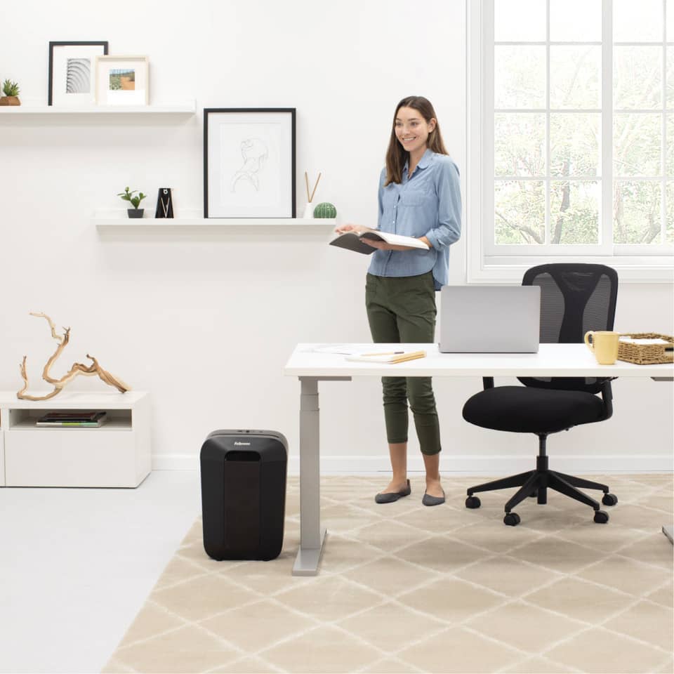 home office, Schreibtisch, Laptop, Frau liest, Kompaktes Bürogerät