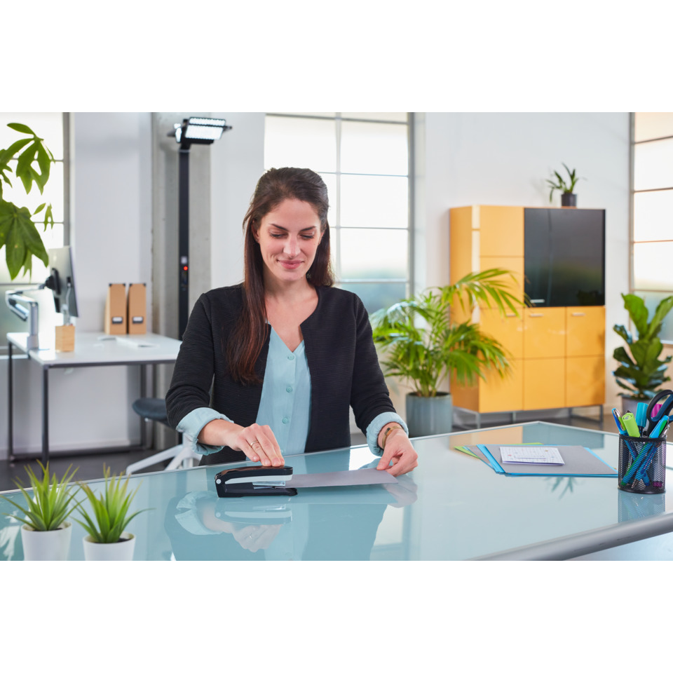Büro, Frau, Schreibtisch, Heftklammerner, Unterlagen