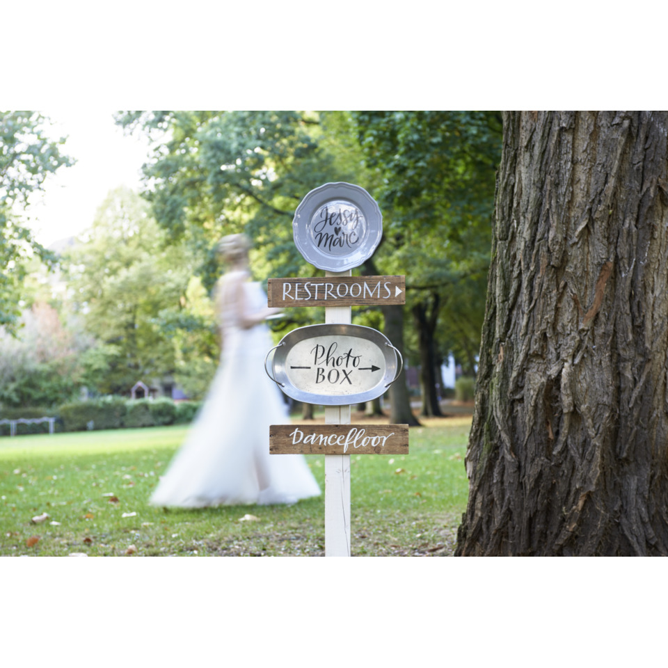 Schilder, Toiletten, Foto-Box, Tanzfläche, Outdoor-Hochzeit, Hochzeitsfotografie, Wedding, Outdoor, Beschilderung, Wegweiser