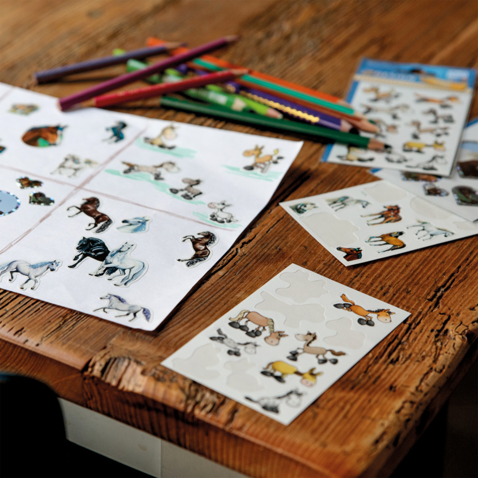 Kindersticker, Tieraufkleber, Puzzleaufkleber, Stickerbogen, Holztisch