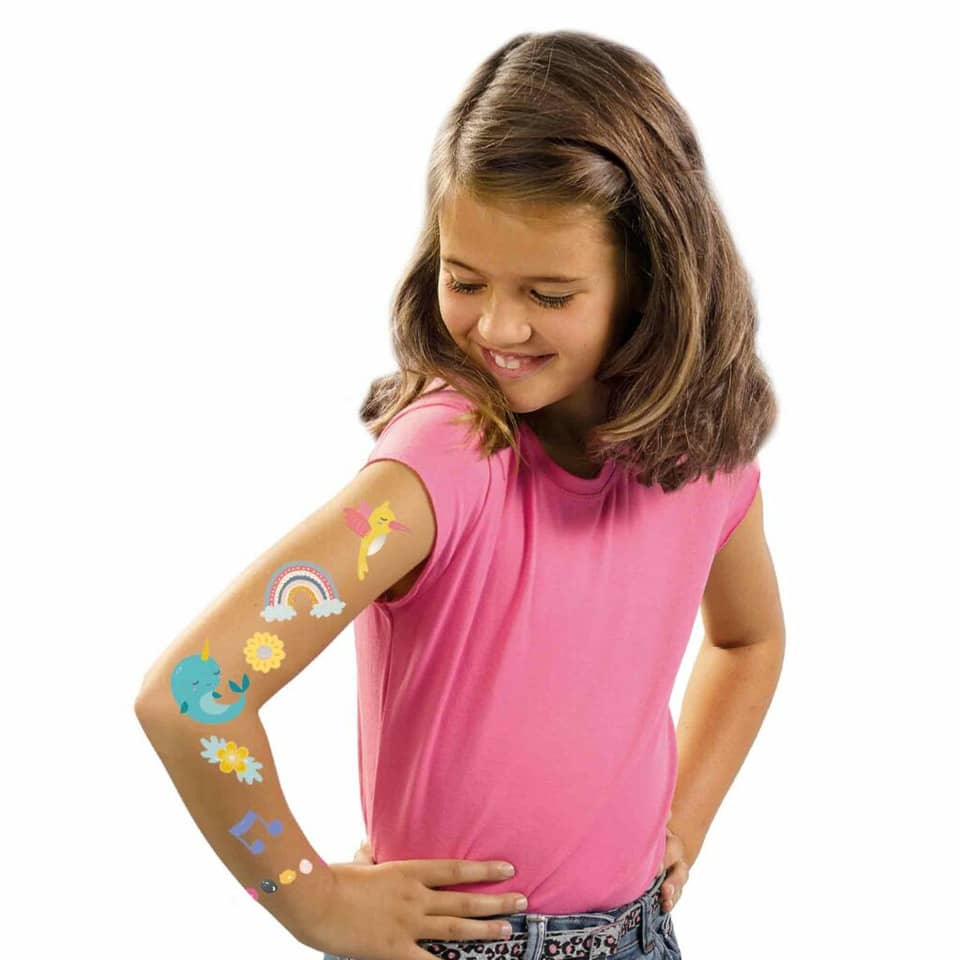 Kind mit Tattoos, Arm Tattoo, Sticker art, Kleidung T-Shirt, Mädchen pink