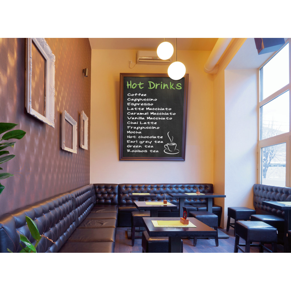 Café interior, Schwarzledersofa, Sitzgruppe, Tafel/Kreidetafel, Kaffeekarte, cafe interior, schwarze ledercouch, Sitzbank, Kreidetafel-Menü, runde Pendelleuchten
