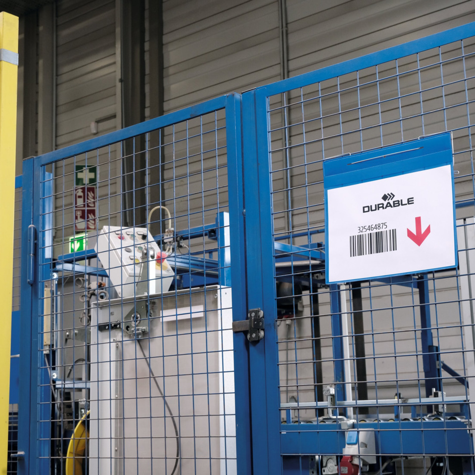 industrielle maschine, werkzeugausrüstung, blaues metallzaun, bedienfeld, barcode-zeichen