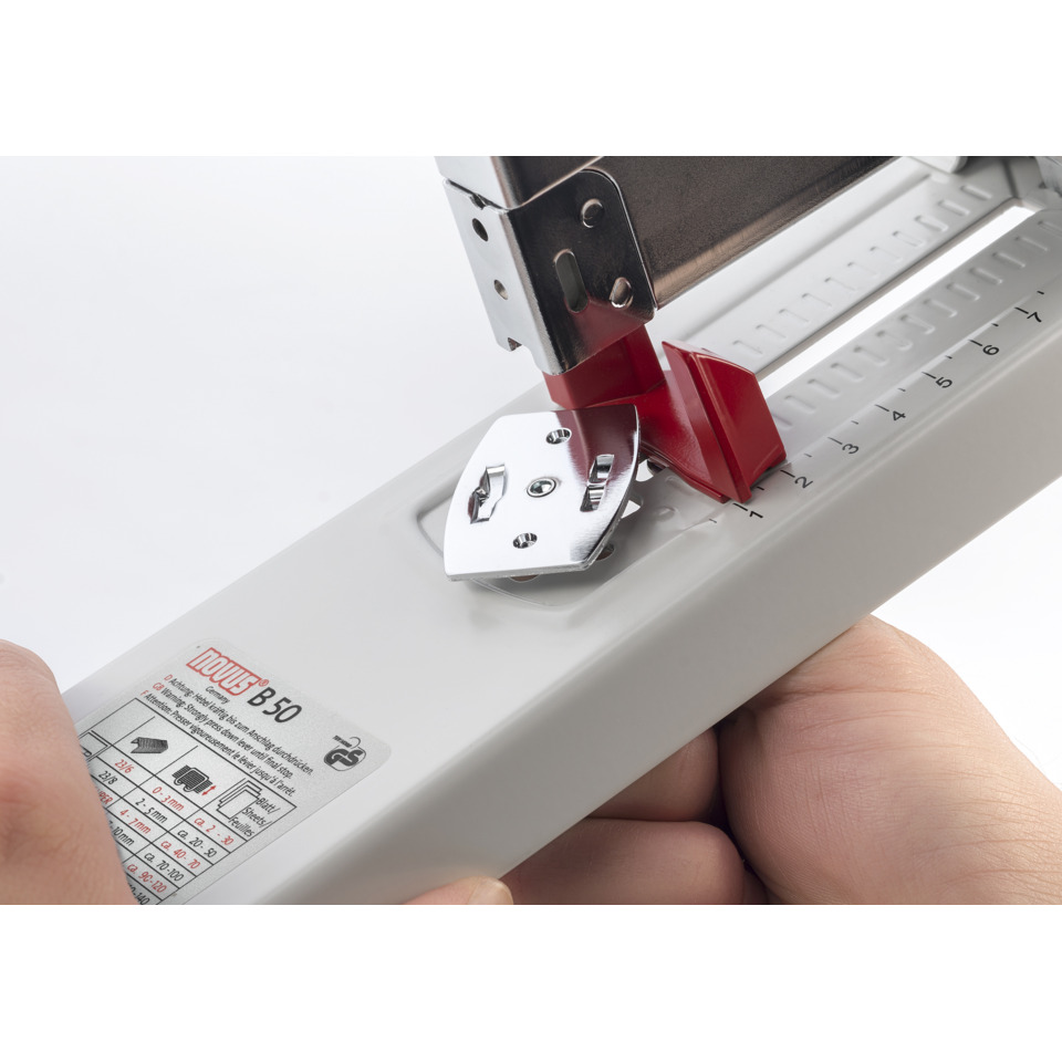 stapler, hand stapler, metal, red staple, Meßskala