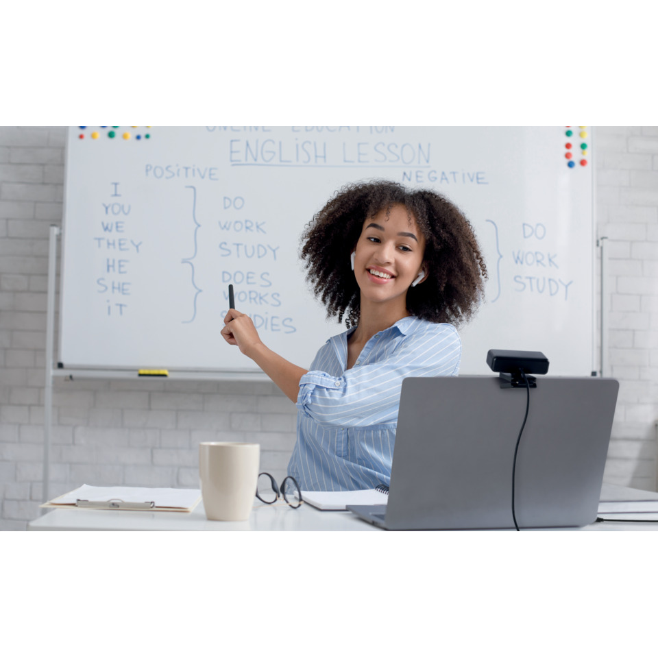 Schülerin, Englischunterricht, Whiteboard, Laptop, Kaffeetasse, teacher, classroom, whiteboard, laptop, video_call