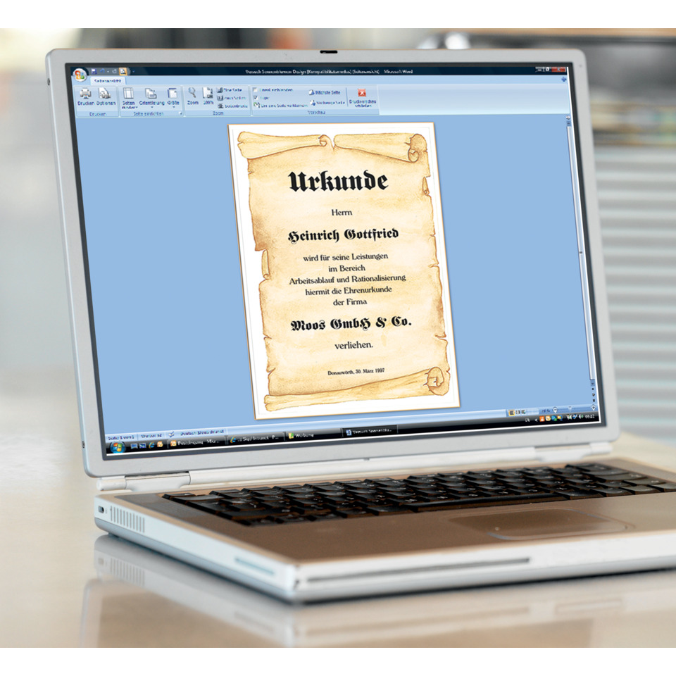 laptop, offenes laptop, bildschirm, zertifikat auf dem bildschirm, dokument auf laptop, laptop, screen, document, scroll, certificate