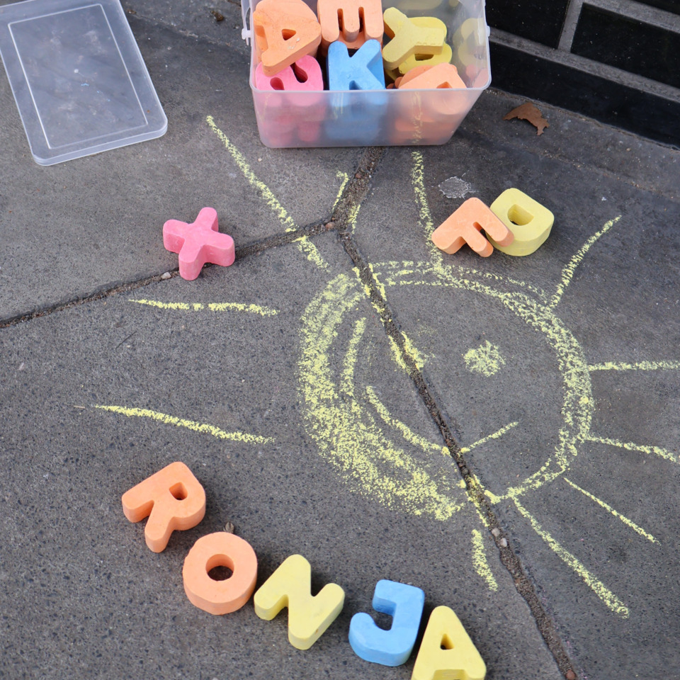 Kreide, Sonnenzeichnung, Spielzeugkohle, Buchstabenformen, Outdoor-Unterricht