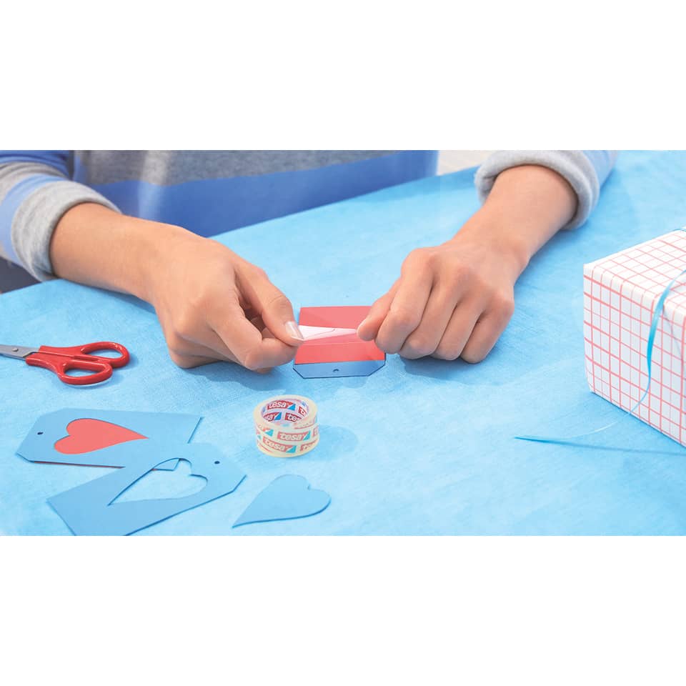 Herstellung, Herz-Ausschnitte, Blaues Papier, Schere, Geschenkverpackung