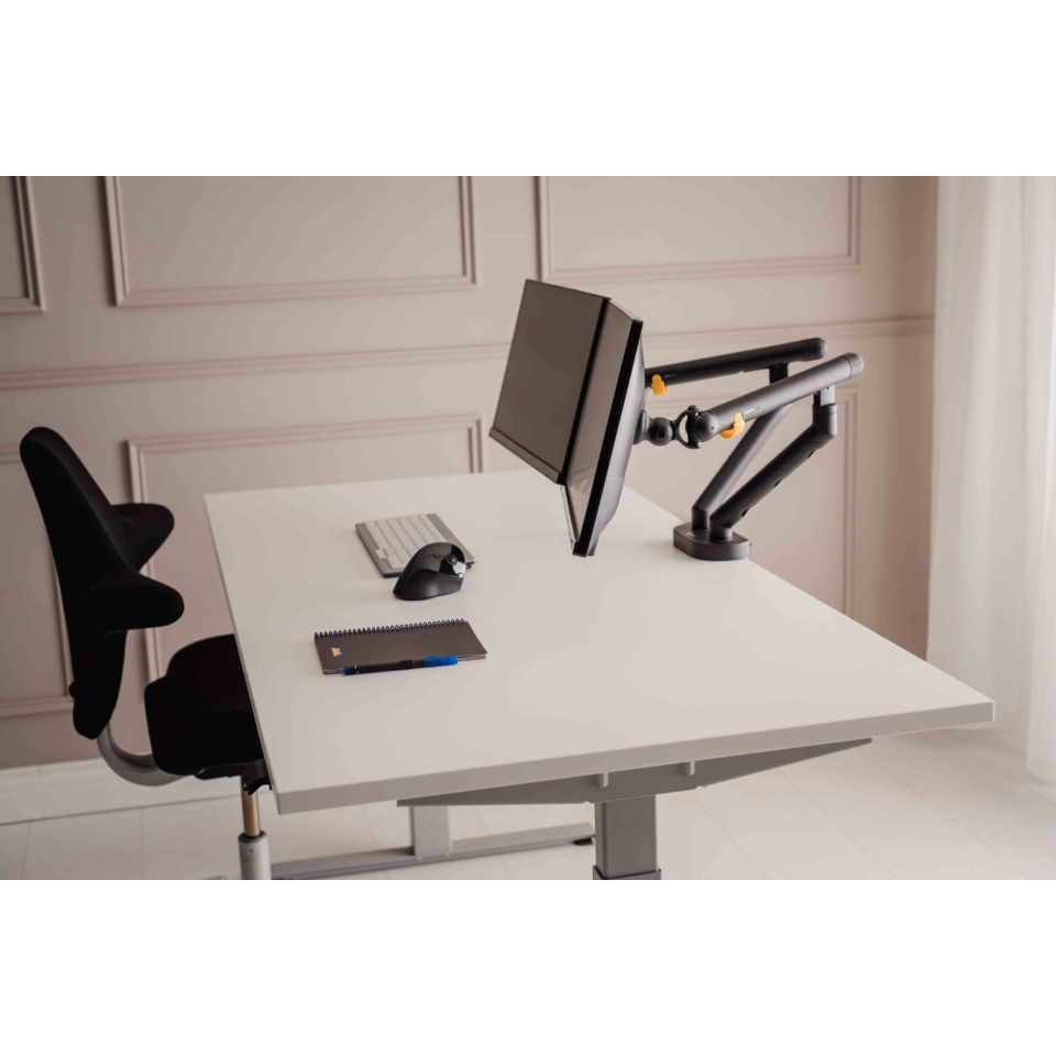 Schreibtisch-Setup, verstellbare Monitorarm, Computer-Monitor, Tastatur, Maus