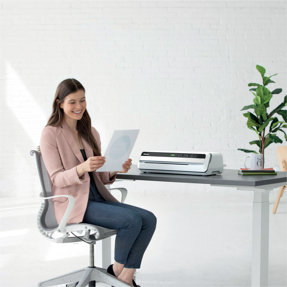 Bürostuhl, ergonomisch, Netzrücken, verstellbar, weißer Tisch
