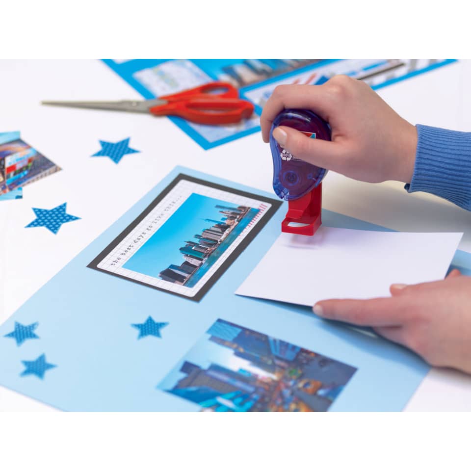 Schneidloch, Fotoabzug, Polaroid, Bastelarbeit, Hand mit Stanzer