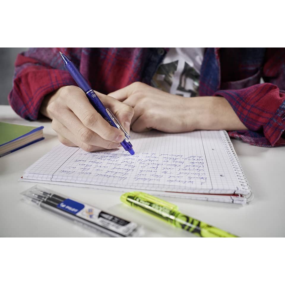 Notizbuch, Handschrift, Kugelschreiber, blauer Stift, liniertes Papier