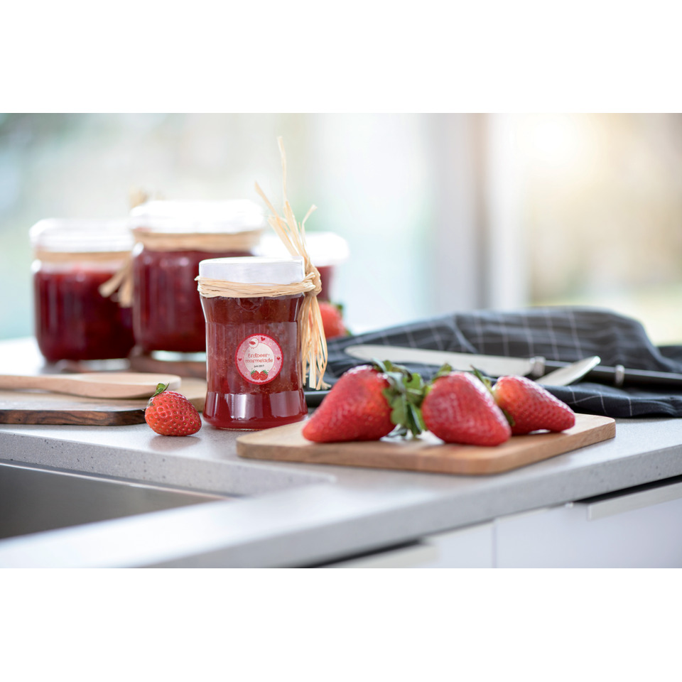 Erdbeermarmelade, Marmelade, Gläser, Jars, Erdbeeren, Erdbeermarmelade, Glas Marmelade, Erdbeeren, Holzbrett, Küchenszene