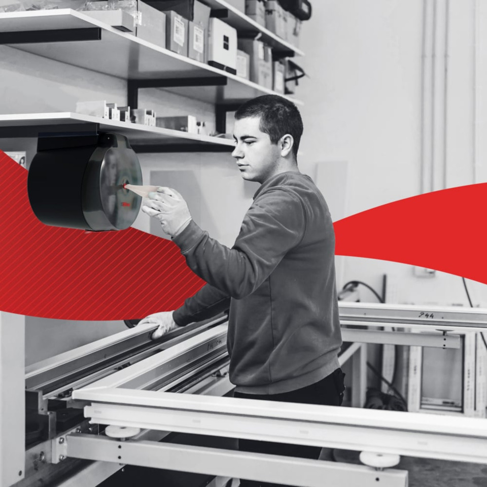 Werkstatt, Maschine, Arbeiter, rote gebogene Grafik, manuelle Arbeitsstation