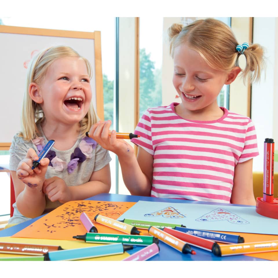 Kinder, Kunst, Stifte, Papier, Lachen