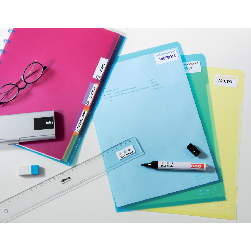 Ordner, Papiere, Markers, Lineal, Brillenhalter