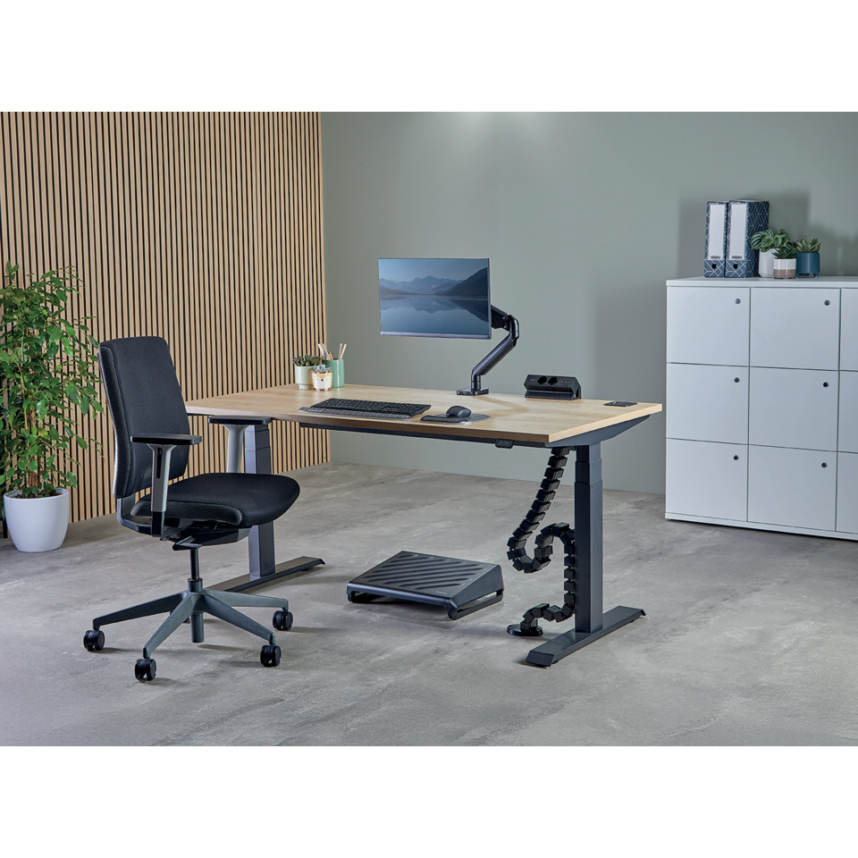 office desk, ergonomischer Stuhl, Monitor, Schreibtischzubehör, Pedalstütze