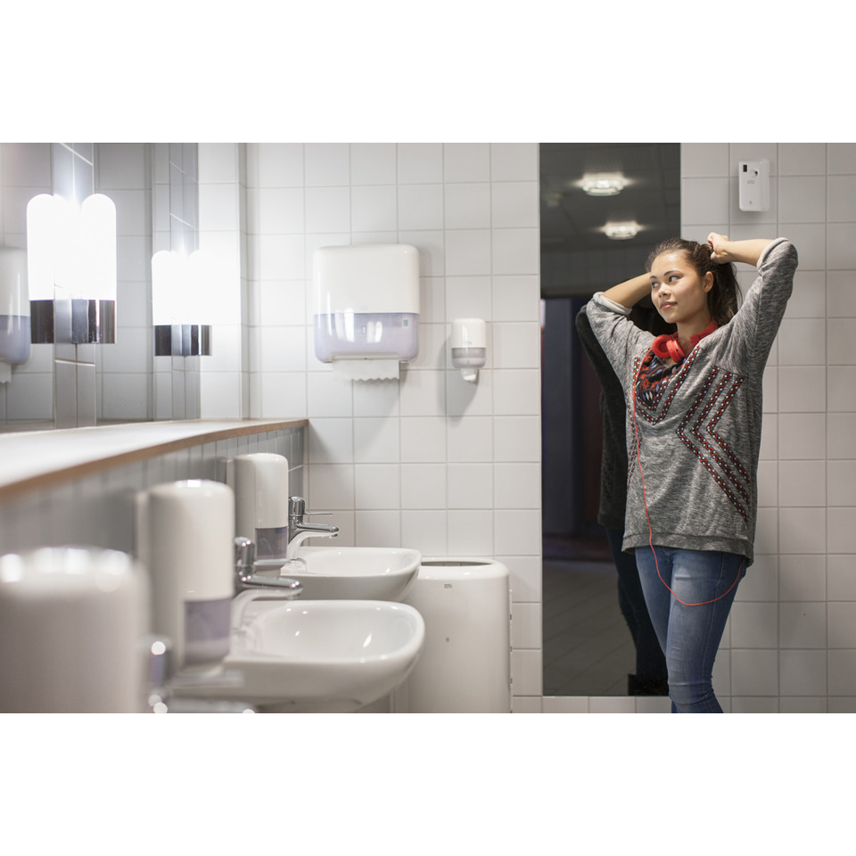 Toilette, Waschbecken, Spiegel, Kopfhörer, junge Frau