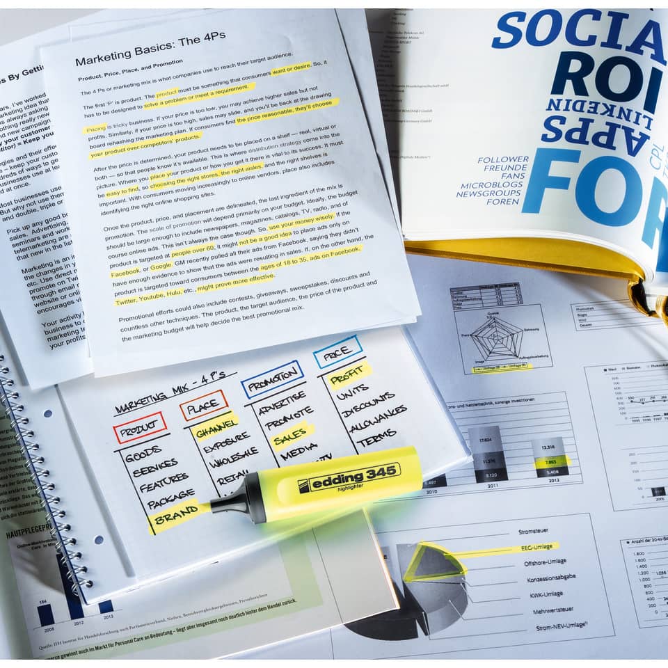 Marketing-Unterlagen, Glanzzeitschrift, Hochlighter-Gelb, Diagramme, Notizbuch
