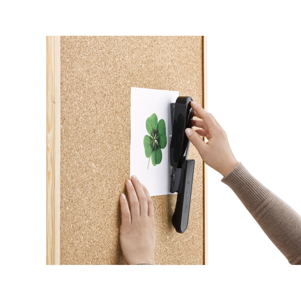 Korkboard, Schwarzes Telefon, Papierkarte, Klammerhalter, Armbandkarte