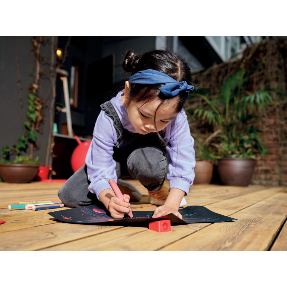 Kind zeichnet, Kreidefarben, Holzterrasse, Kids drawing, Schwarzpapier
