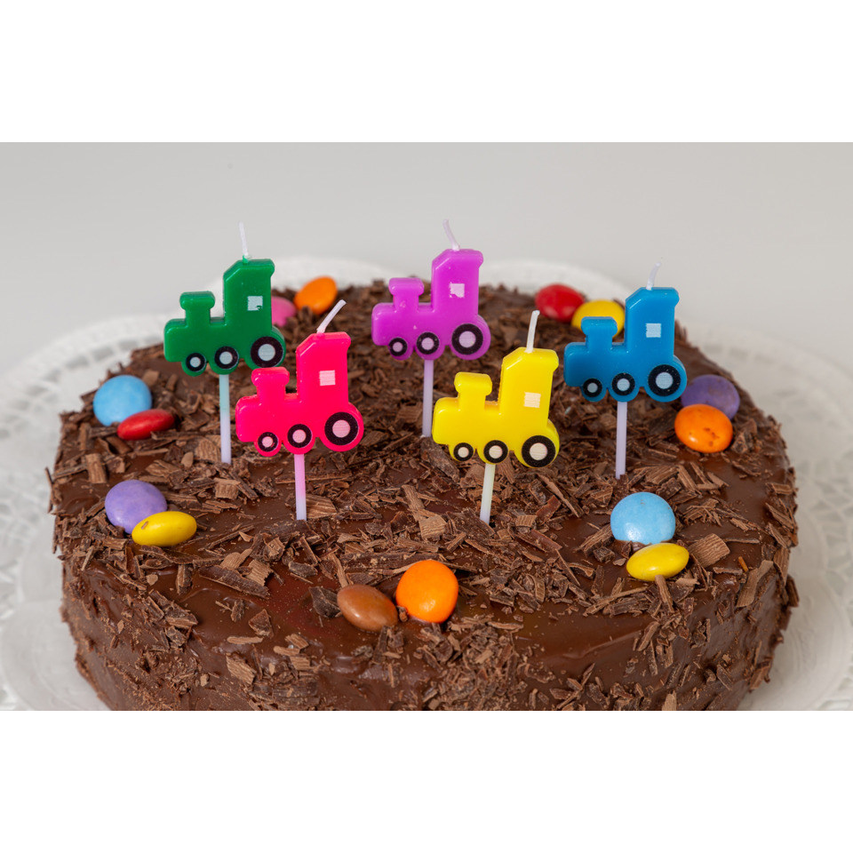 Kuchen, Schokoladenguss, Zuckerkonfetti, Zahnige Kerzen, Kleebäumte Deko