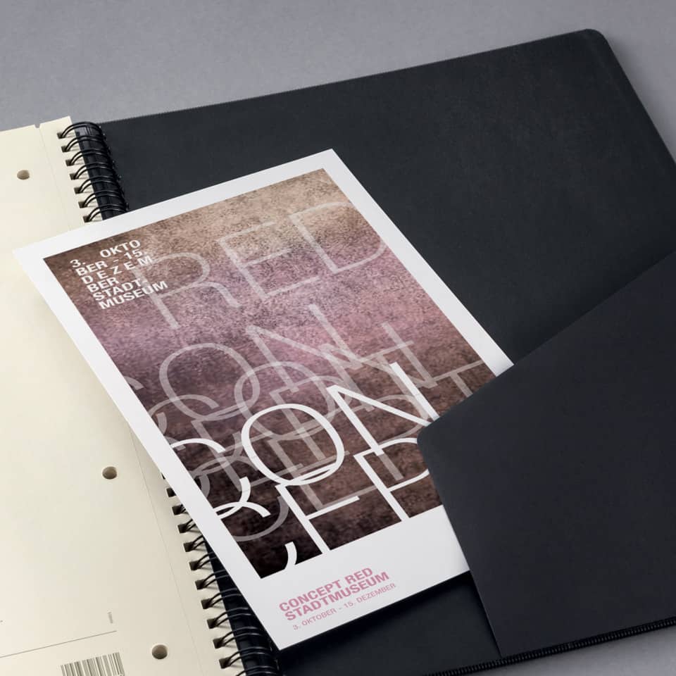 Broschüre, Ausstellung, Plakat, schwarzer Ordner, Notizbuch
