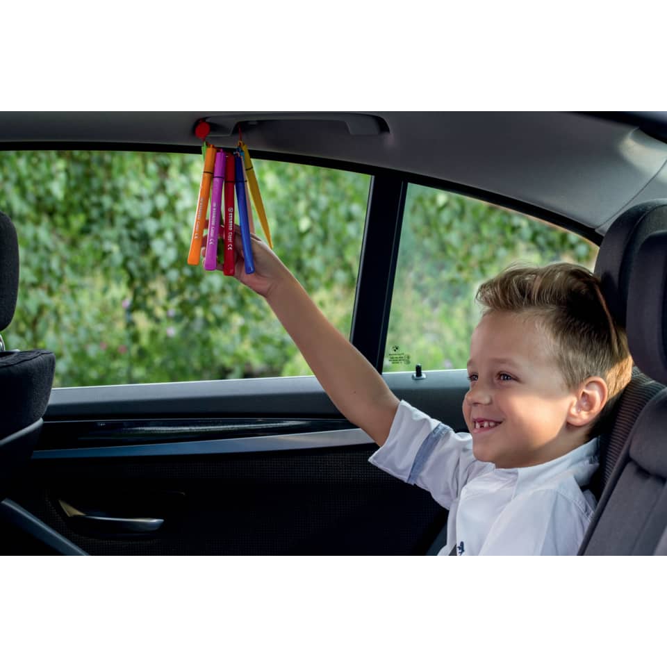 Kind im Auto, Schnur-Objekt, Kunststoffarmband, Farbarmbänder, Auto-Innenraum