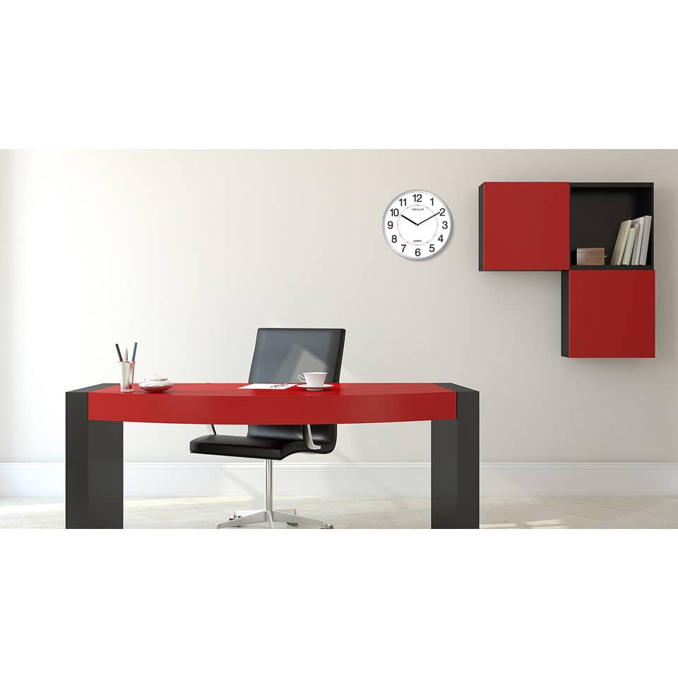Bürotisch, roter Schreibtisch, schwarze Beine, Wanduhren, Regalwand