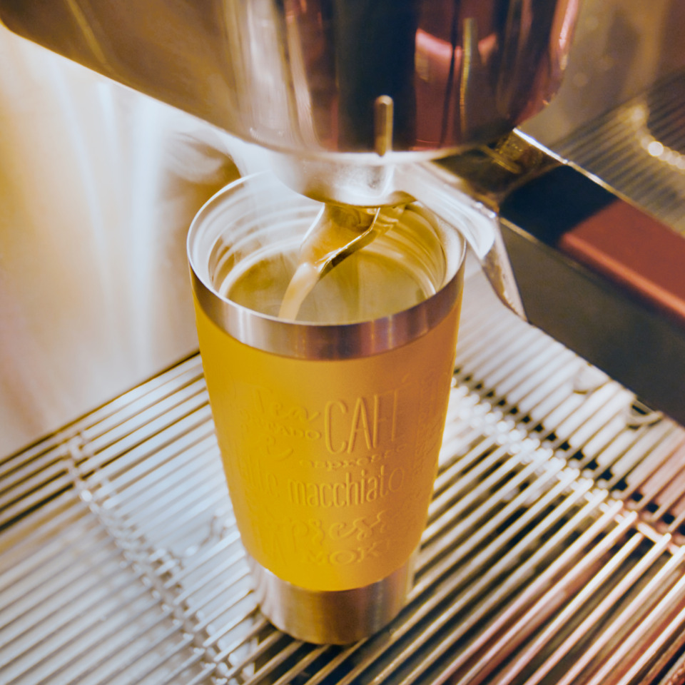Espresso, Kaffee, To-go-Becher, goldenes Gelb, Dampfrohr