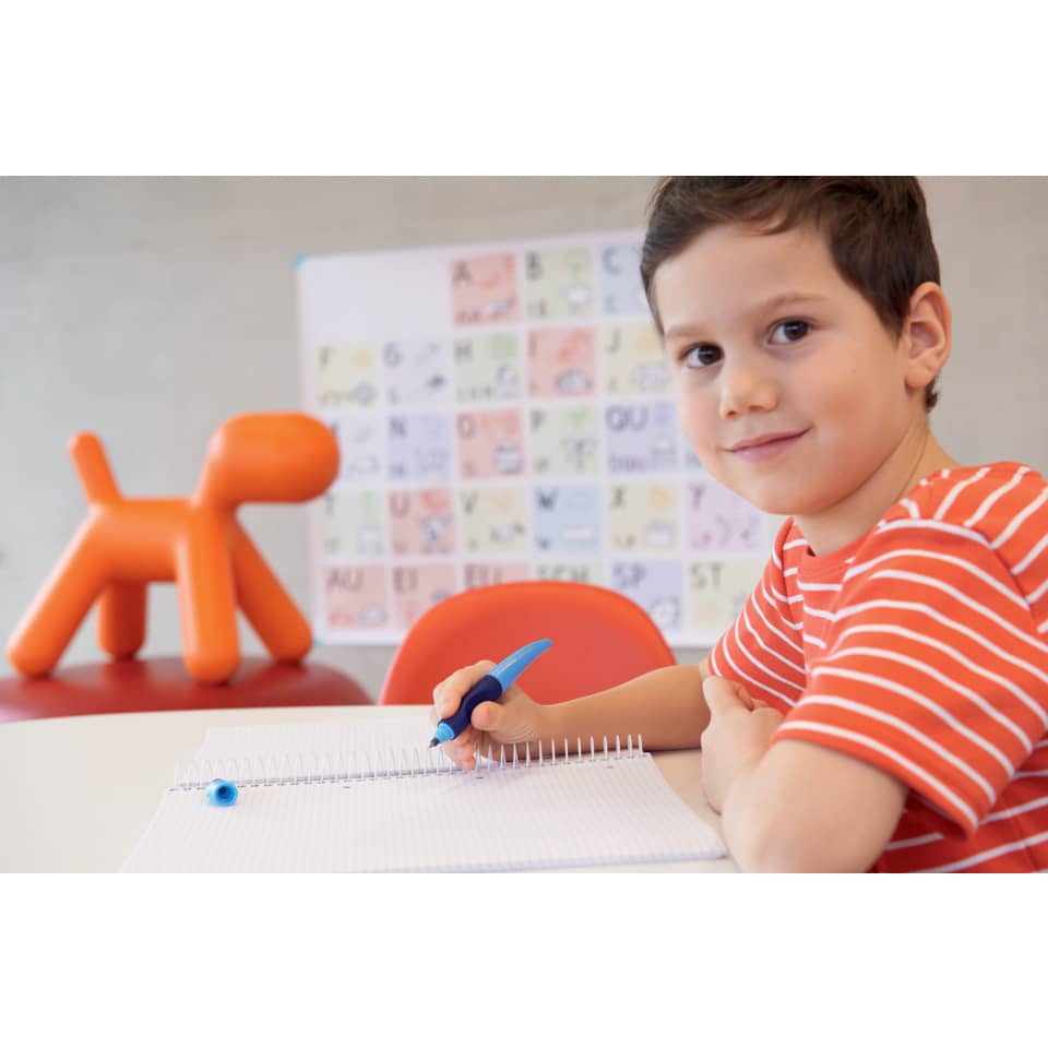 Kind, Notizblock, Stift, rotes Streifenshirt, Bildungsumgebung