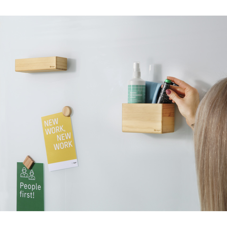organizer shelf, wandregal, wooden holder, Sprayflasche, Hand hält kleine Flasche