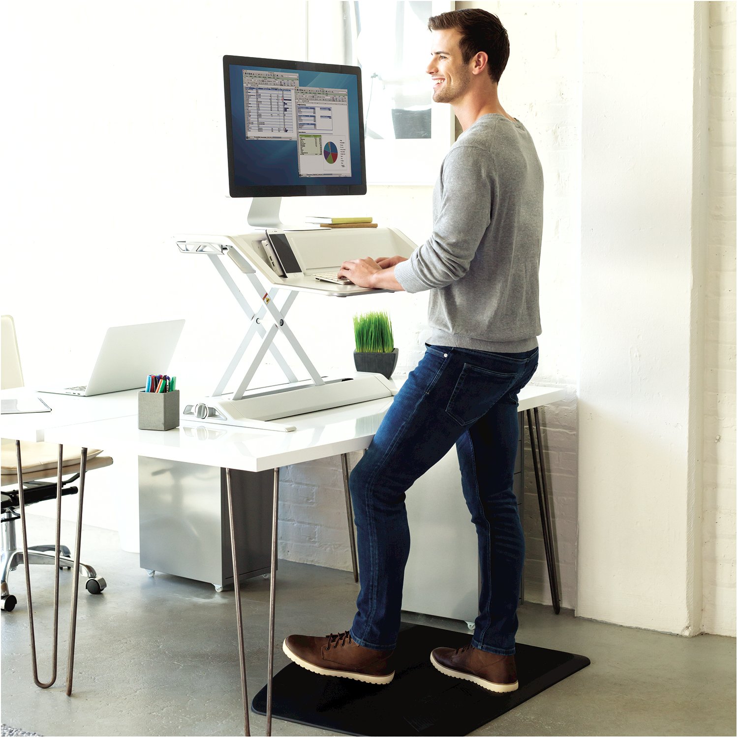 Schreibtisch, Mobiliar, Tabelle, Stehender Schreibtisch, Person