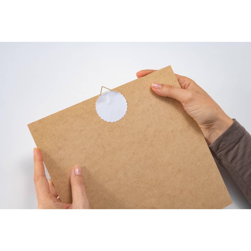 Pocket-Notizbuch, braunes Papier, Pappe, in der Hand gehalten, runder Aufkleber