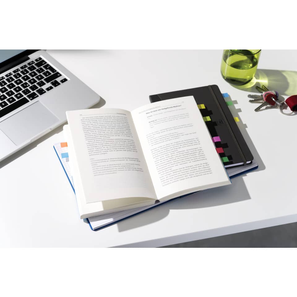 Laptop, Offenes Buch, Notizbuch, Schlüsselanhänger, Bunte Registerkarten