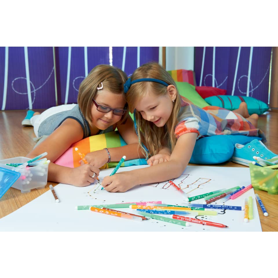 Kinder, Zeichnen, Buntstifte, Kartonpapier, Spielzimmer